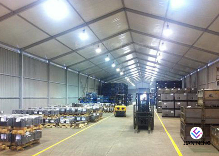 Różne rozmiary namiotów imprezowych z białym materiałem PVC na wystawę, magazyn
